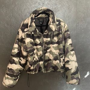 XL Forever 21 Camo cropped puffy jacket with high neck and sinch waist